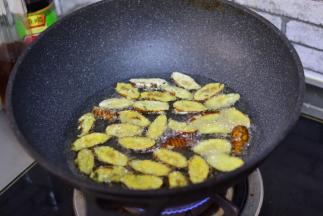 锅中油热，炸蚕蛹，炸至金黄，取出来五分钟后