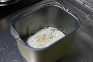 将面团的材料全部放入面包桶内