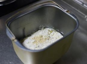 将面团的材料全部放入面包桶内
