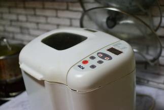 启动面包机发面团功能需要两个小时，发酵的二倍大取出