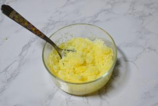 椰蓉馅的所有材料放入在一个碗中拌匀备用。