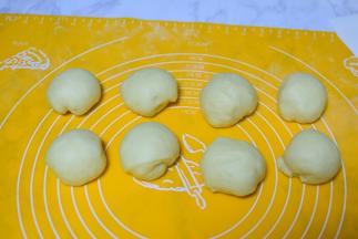 将面团取出来分成八个小面团。