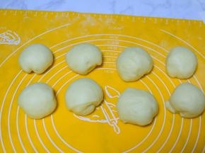 将面团取出来分成八个小面团。