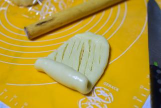 从没有切开的一面卷起来