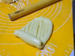 从没有切开的一面卷起来