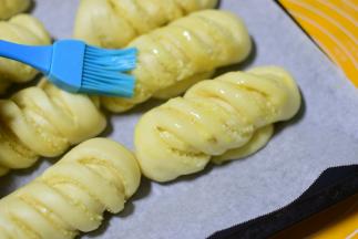 取出来刷蛋液,再放入烤箱175°烤15分钟左右， 表面金黄即可