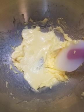 黄油室温软化，这一步很关键，影响后面的面糊的浓稠度，一定不要着急，着急的话就隔水加热软件，但是一定要控制时间不要融化成液体。