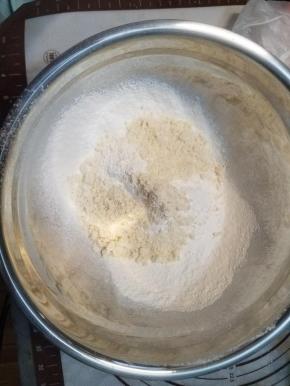 把低粉过筛到打蛋盆里，杏仁粉不用过筛，会出油，直接和过筛后的低粉搅匀备用。