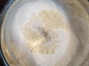 把低粉过筛到打蛋盆里，杏仁粉不用过筛，会出油，直接和过筛后的低粉搅匀备用。