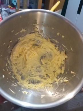 加盐后用打蛋器低速稍微打发一下，颜色变浅了就可以了。