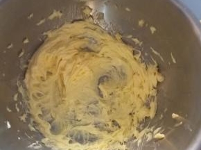 加盐后用打蛋器低速稍微打发一下，颜色变浅了就可以了。