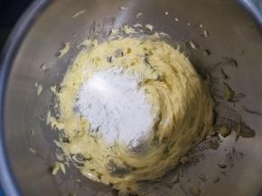 把糖粉分两次加进去，先倒一部分进去搅拌均匀，打蛋器最低那一档把糖粉混进去到看不见就可以了，必须分次。