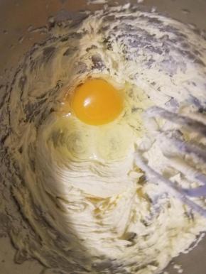 接着把1个鸡蛋也加进去，继续用打蛋器把蛋黄混匀进去，必须确保混匀了，期间用刮刀挂一下碗边。