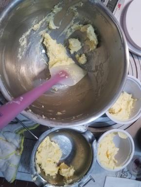 准备几个深口大碗，分别称出4份黄油，每份50g。