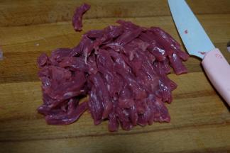 把牛里脊肉切成条状；