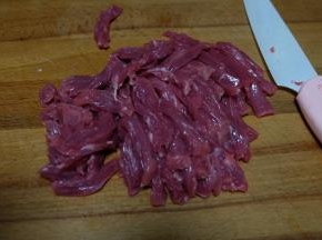 把牛里脊肉切成条状；