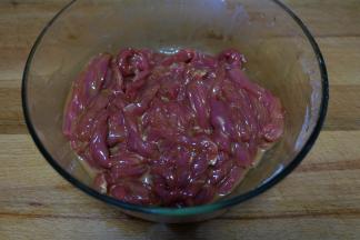 用盐、姜粉、料酒、黑胡椒碎、生抽酱油、蚝油、玉米淀粉、白糖腌制放在一边备用；