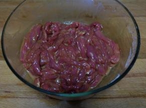 用盐、姜粉、料酒、黑胡椒碎、生抽酱油、蚝油、玉米淀粉、白糖腌制放在一边备用；