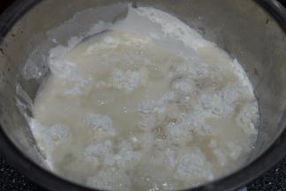 面粉、清水、盐放在一个小盆里，揉成光滑柔软的面团；