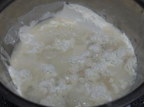 面粉、清水、盐放在一个小盆里，揉成光滑柔软的面团；