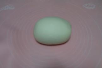 揉好的面团很软；