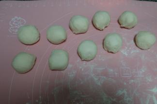平均分成十个小面团；盖上保鲜膜，静置10分钟；