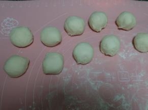 平均分成十个小面团；盖上保鲜膜，静置10分钟；