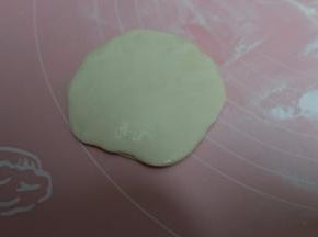 取一个抹了油的面皮，再将一个没有抹油的面皮压在上面；