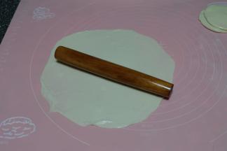 用擀面杖擀开，可以擀很大很薄；