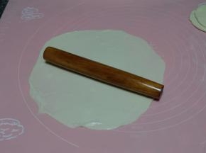 用擀面杖擀开，可以擀很大很薄；