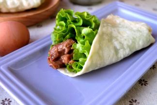 卷起来就可以开吃了。这样的早餐还是挺不错的，而且做起来还挺简单的，如果早上来不及的话，可以提前一晚腌好牛肉条，把面和好，第二天早上直接擀就可以了。