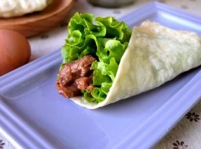 卷起来就可以开吃了。这样的早餐还是挺不错的，而且做起来还挺简单的，如果早上来不及的话，可以提前一晚腌好牛肉条，把面和好，第二天早上直接擀就可以了。