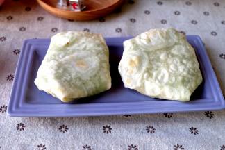 还可以把饼叠成这样的五边形状，好像某快餐店有嫩牛五方，我没吃过，应该也就是这个样子的吧！如果你喜欢吃，不如自己动手做起来，干净卫生还能吃过瘾，买点牛肉揉面点，只用一个电饼铛，很快就可以搞定啦，喜欢就快试试吧！