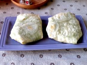 还可以把饼叠成这样的五边形状，好像某快餐店有嫩牛五方，我没吃过，应该也就是这个样子的吧！如果你喜欢吃，不如自己动手做起来，干净卫生还能吃过瘾，买点牛肉揉面点，只用一个电饼铛，很快就可以搞定啦，喜欢就快试试吧！