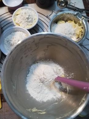 再在每一份里倒入60g低粉杏仁粉混合物，切拌，切到渣渣的状态即可。