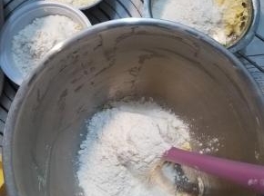 再在每一份里倒入60g低粉杏仁粉混合物，切拌，切到渣渣的状态即可。