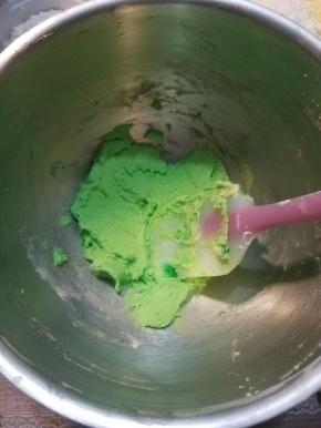 加色素或者色粉，然后刮刀压拌均匀，或者戴手套抓匀。