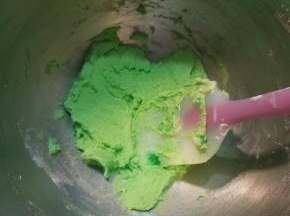 加色素或者色粉，然后刮刀压拌均匀，或者戴手套抓匀。