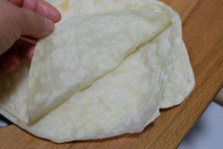 烙好的饼从中间轻轻一分就分成了两张饼，因为中间层有油，不用担心分不开；