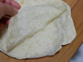 烙好的饼从中间轻轻一分就分成了两张饼，因为中间层有油，不用担心分不开；