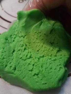 混合好后的面团，用手刮一下面团，出现裂痕，那就可以了。