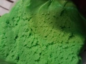 混合好后的面团，用手刮一下面团，出现裂痕，那就可以了。