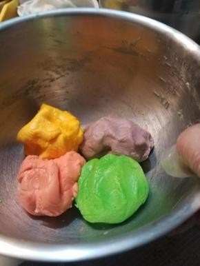 烤箱预热160度，预热温度要比烤制温度高10度。因为在开门的那一瞬间，会有空气进入，使温度降低如没有，那就冷藏一下。