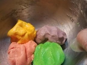 烤箱预热160度，预热温度要比烤制温度高10度。因为在开门的那一瞬间，会有空气进入，使温度降低如没有，那就冷藏一下。
