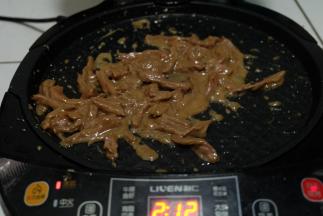 翻炒至牛肉条全部变色，再炒一两分钟就可以了；