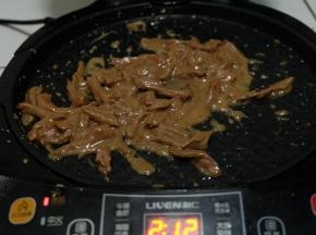 翻炒至牛肉条全部变色，再炒一两分钟就可以了；