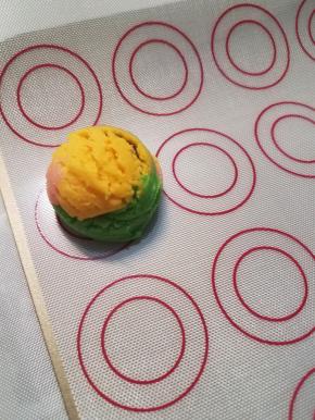 冰淇淋勺从上到下挖出一个球来，并用手指按压底部，使平整，放在烤盘上。如果不按压，烤出来顶部会有裂痕。