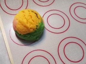 冰淇淋勺从上到下挖出一个球来，并用手指按压底部，使平整，放在烤盘上。如果不按压，烤出来顶部会有裂痕。