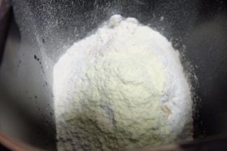 再依次放再依次放进除玉米油以外的原材料，先液体后粉类的顺序投放；进除玉米油以外的原材料，先液体后粉类的顺序投放；