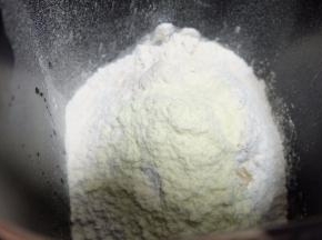 再依次放再依次放进除玉米油以外的原材料，先液体后粉类的顺序投放；进除玉米油以外的原材料，先液体后粉类的顺序投放；